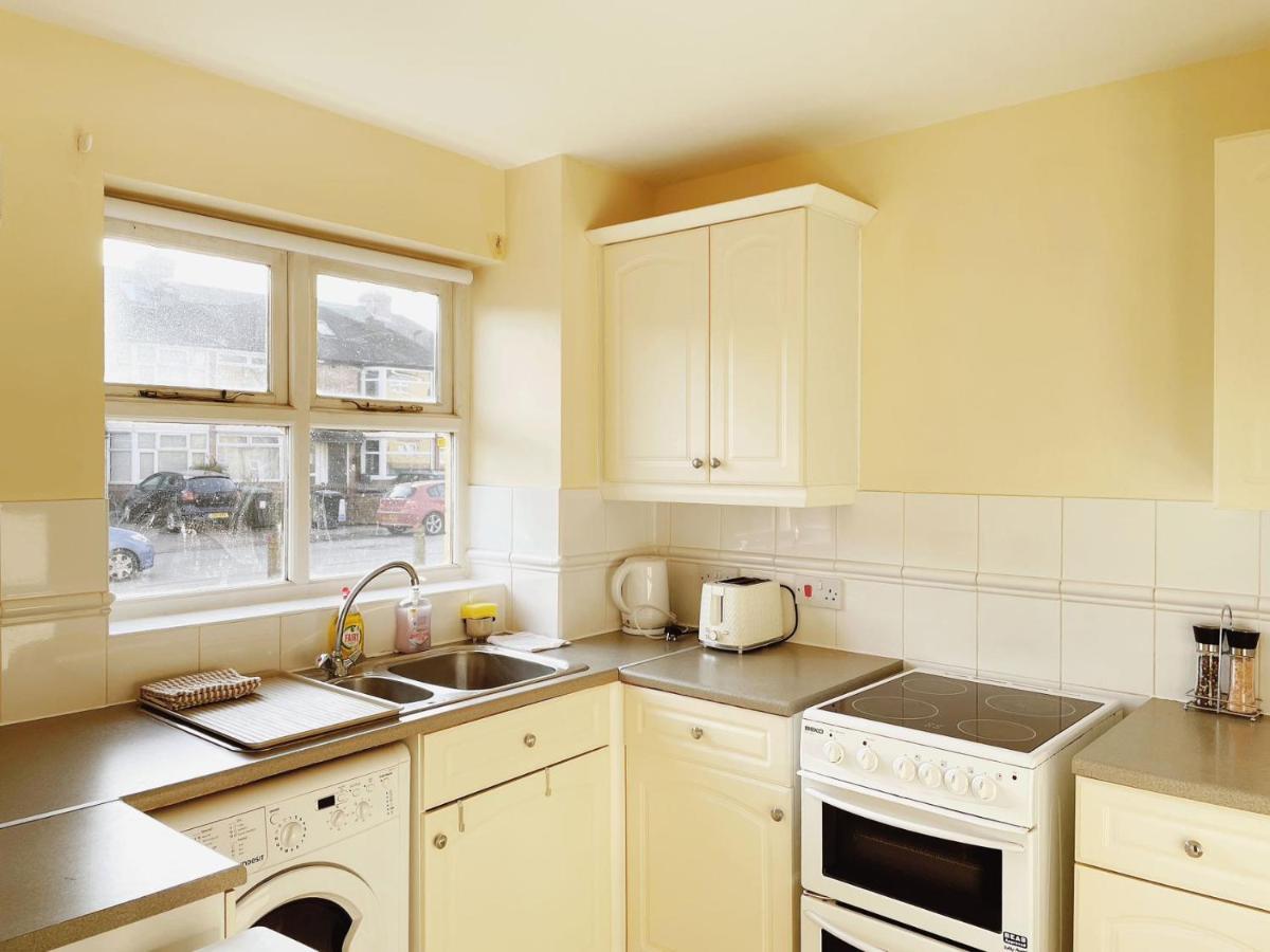 Cozy Entire 2br Flat With 2 Bathrooms And Free Parking Apartemen